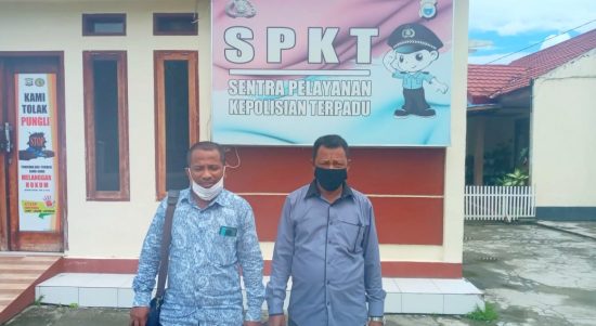 PENGACARA (kiri) Zulfitra Hasyim dan pelapor Arba Takar usai membuat laporan dugaan pemalsuan dokumen negara, ijazah milik kades Baleha Arifin Ahmad di Polres Kepulauan Sula, Kamis (19/5/2021)