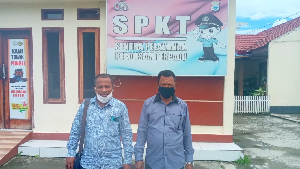 PENGACARA (kiri) Zulfitra Hasyim dan pelapor Arba Takar usai membuat laporan dugaan pemalsuan dokumen negara, ijazah milik kades Baleha Arifin Ahmad di Polres Kepulauan Sula, Kamis (19/5/2021)