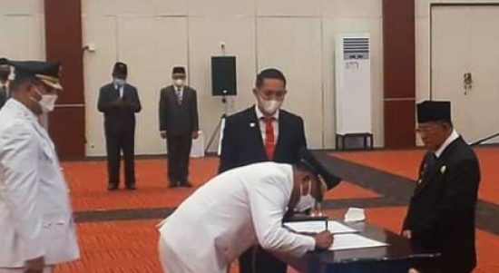 BUPATI Halsel Usman Sidik tampak menandatangani SK pelantikan yang disaksikan langsung Gubernur AGK, Senin (24/5/2021)