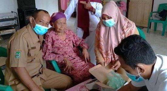 KEPALA Desa Pohea (kiri) menyaksikan pengobatan gratis bagi warga lansia desa Pohea, Senin (24/5/2021)