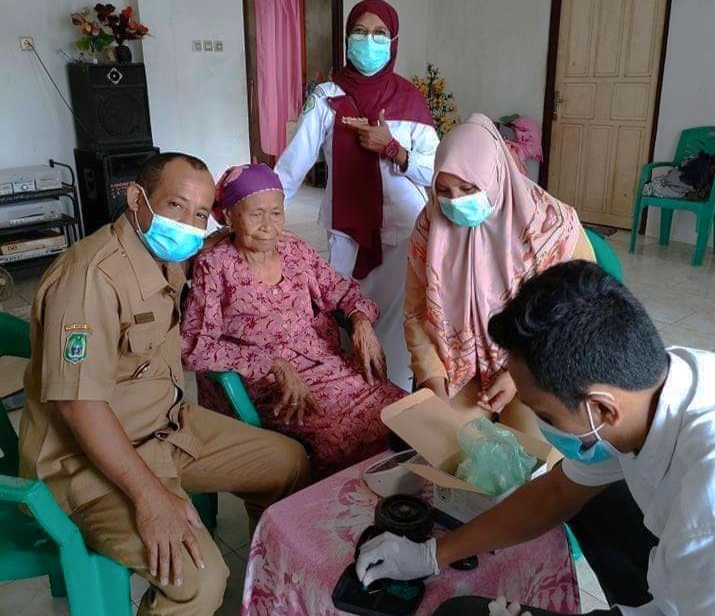 KEPALA Desa Pohea (kiri) menyaksikan pengobatan gratis bagi warga lansia desa Pohea, Senin (24/5/2021)