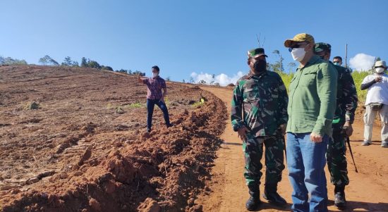 PANGLIMA Kodam (Pangdam) XVI/Pattimura Mayjen TNI Jeffry A. Rahawarin meninjau Objek Vital Nasional (Obvitnas) di Pulau Obi, Kabupaten Halmahera Selatan, Provinsi Maluku Utara, Rabu (9/6)