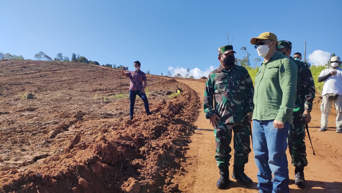 PANGLIMA Kodam (Pangdam) XVI/Pattimura Mayjen TNI Jeffry A. Rahawarin meninjau Objek Vital Nasional (Obvitnas) di Pulau Obi, Kabupaten Halmahera Selatan, Provinsi Maluku Utara, Rabu (9/6)