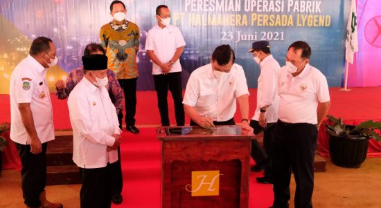 MENTERI Koordinator Kemaritiman dan investasi Luhut Binsar Panjaitan menandatangani prasasti pengoperasian pabrik bahan baku baterai kendaraan listrik pertama di Indonesia, di Halsel, Maluku Utara