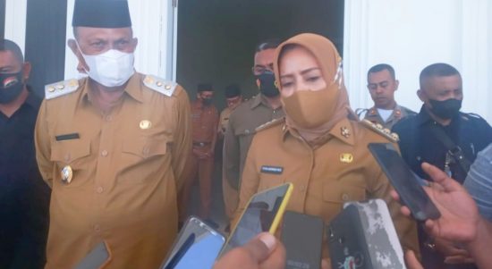 BUPATI Kepsul, Fifian Adeningsi Mus didampingi Wakil Bupati Saleh Marasabessy saat diwawancara wartawan Kamis (17/6/2021)