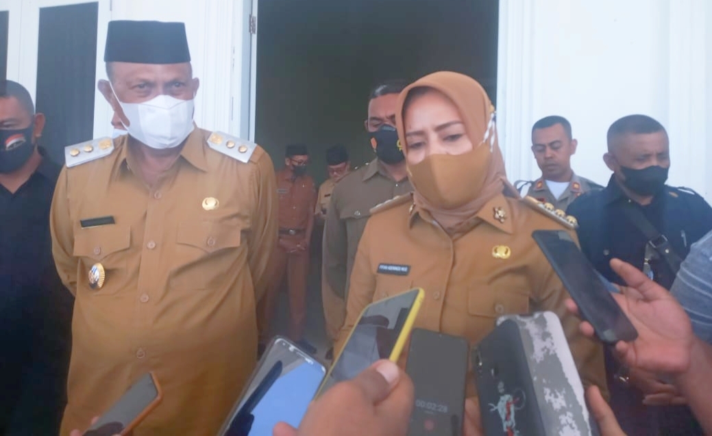 BUPATI Kepsul, Fifian Adeningsi Mus didampingi Wakil Bupati Saleh Marasabessy saat diwawancara wartawan Kamis (17/6/2021)