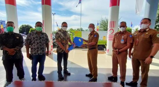 DIREKTUR Utama Trimegah Bangun Persada Donald J Hermanus secar simbolis menyerahkan kunci truk pengangkut sampah kepada Walikota Ternate M Tauhid Soleman di Kantor Wali Kota Ternate pada Senin, (12/7/2021)