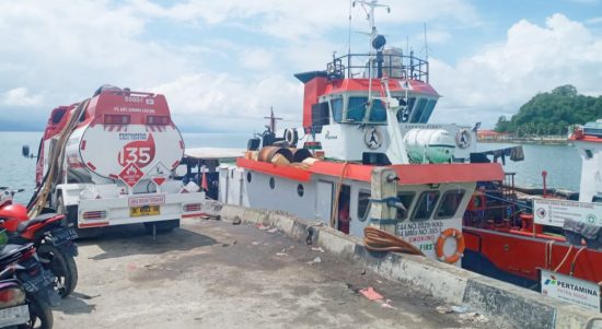 KAPAL BBM milik salah satu pengusaha asal Pulau Taliabu saat melakukan pemuatan di pelabuhan ferri waikolopa pada, Rabu (7/7/2021)