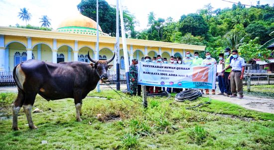 PERUSAHAAN pertambangan dan hilirisasi HARITA Nickel, pose bersama dengan warga usai menyerahkan bantuan hewan kurban Senin (19/7/2021)