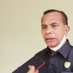 ANGGOTA Komisi III DPRD Kepulauan Sula, Kader Sapsuha ketika diwawancara wartawan habartimur.com usai menggelar RDP dengan PUPR Kepsul, Selasa (3/8/2021)