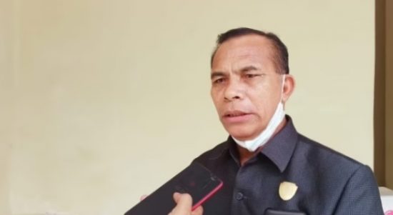 ANGGOTA Komisi III DPRD Kepulauan Sula, Kader Sapsuha ketika diwawancara wartawan habartimur.com usai menggelar RDP dengan PUPR Kepsul, Selasa (3/8/2021)