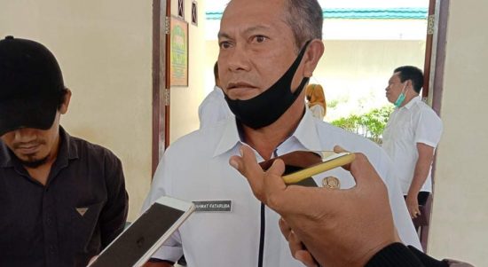 KADINSOS Kepulauan Sula Rahmat Fataruba, saat diwawancara wartawan usai menghadiri Rapat Dengar Pendapat (RDP) dengan Komisi III DPRD Kepsul, Rabu (18/8/2021)