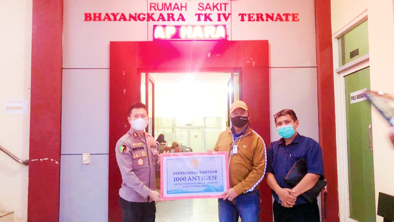 HARITA Nickel menyerahkan alat rapit antigen kepada pihak rumah sakit Bhayangkara Ternate, baru-baru ini