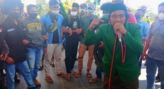 PRESIDEN BEM STAI Babussalam Sula, Maluku Utara Razki Soamole saat menyampaikan orasinya di Kantor Bupati Kepsul, Senin (2/8/2021)