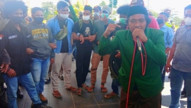 PRESIDEN BEM STAI Babussalam Sula, Maluku Utara Razki Soamole saat menyampaikan orasinya di Kantor Bupati Kepsul, Senin (2/8/2021)