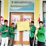 MAHASISWA STAI Babussalam Sula, pose bersama usai memalang Kantor Dukcapil Kabupaten Kepulauan Sula, Kamis (12/8/2021)