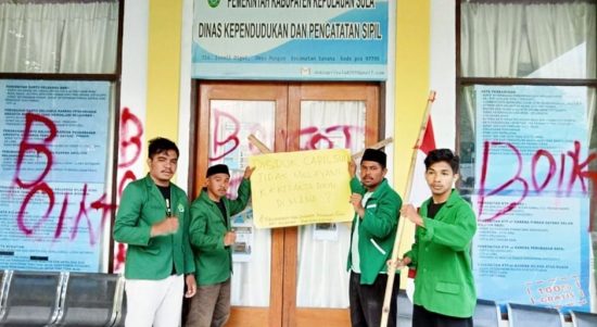 MAHASISWA STAI Babussalam Sula, pose bersama usai memalang Kantor Dukcapil Kabupaten Kepulauan Sula, Kamis (12/8/2021)