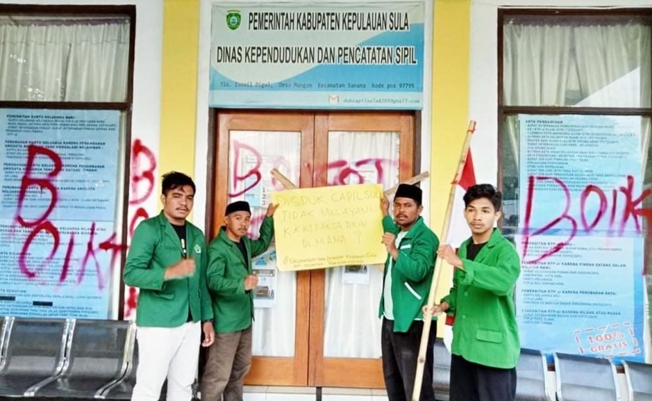 MAHASISWA STAI Babussalam Sula, pose bersama usai memalang Kantor Dukcapil Kabupaten Kepulauan Sula, Kamis (12/8/2021)