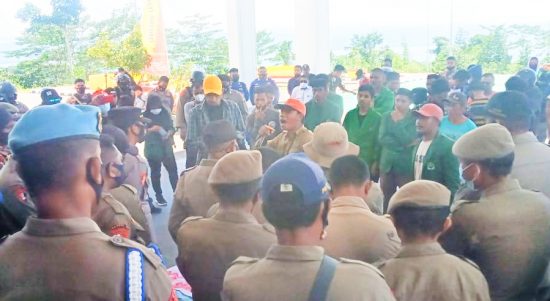 SUASANA aksi di Kantor Bupati Kabupaten Kepulauan Sula (Kepsul), Kamis (12/8/2021)