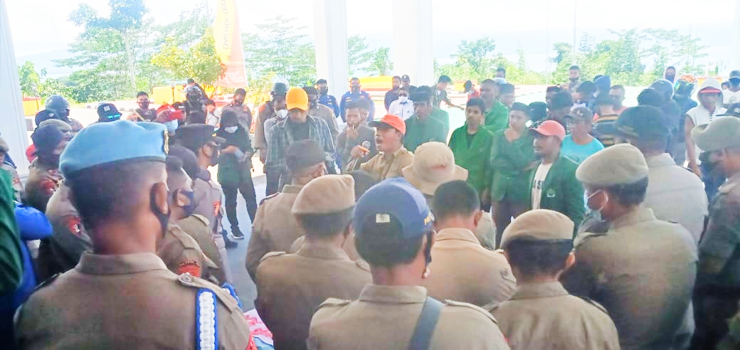 SUASANA aksi di Kantor Bupati Kabupaten Kepulauan Sula (Kepsul), Kamis (12/8/2021)