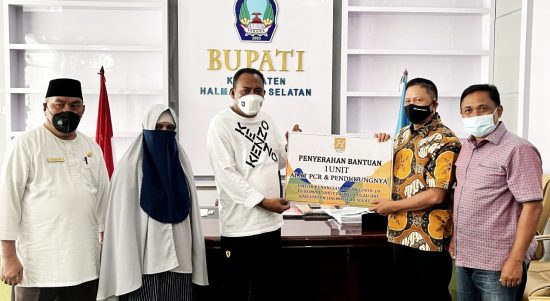 DIREKTUR Utama Trimegah Bangun Persada, Donald J. Hermanus (kanan) menyerahkan bantuan alat PCR kepada Bupati Halsel Usman Sidik di ruang kerja Bupati di Labuha, Jum’at (13/8).