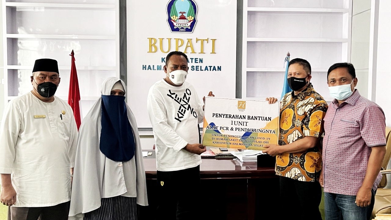 DIREKTUR Utama Trimegah Bangun Persada, Donald J. Hermanus (kanan) menyerahkan bantuan alat PCR kepada Bupati Halsel Usman Sidik di ruang kerja Bupati di Labuha, Jum’at (13/8).