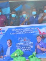 KADER Partai Demokrat Kepulauan Sula kompak pose bersama usai menyerahkan sembako ke masyakarat pada Jumat (3/9/2021)