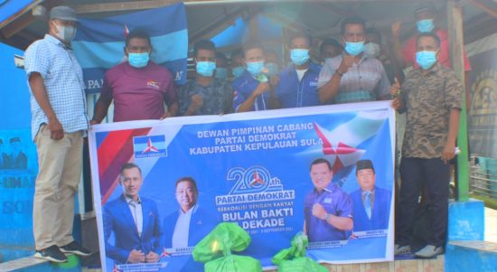 KADER Partai Demokrat Kepulauan Sula kompak pose bersama usai menyerahkan sembako ke masyakarat pada Jumat (3/9/2021)