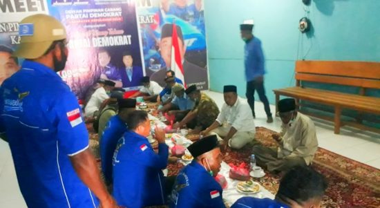 KETUA DPD I Partai Demokrat Malut Hendrata Thes bersama DPC PD Kepsul menggelar syukuran dan doa bersama yang berlangsung di Sekretariat DPC PD, Desa Fogi Kecamatan Sanana, Kepulauan Sula Kamis (9/9/2021)