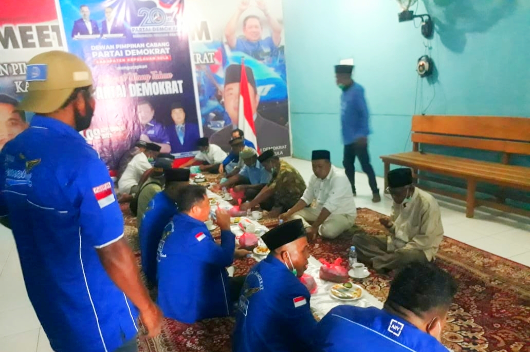KETUA DPD I Partai Demokrat Malut Hendrata Thes bersama DPC PD Kepsul menggelar syukuran dan doa bersama yang berlangsung di Sekretariat DPC PD, Desa Fogi Kecamatan Sanana, Kepulauan Sula Kamis (9/9/2021)