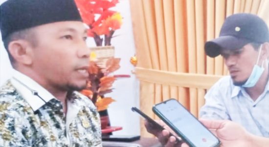 KEPALA dinas pendidikan nasional (Kadiknas) Kabupaten Kepulauan Sula, Rifai Haitami saat diwawancara wartawan di ruang kerjanya, Kamis (7/10/2021)