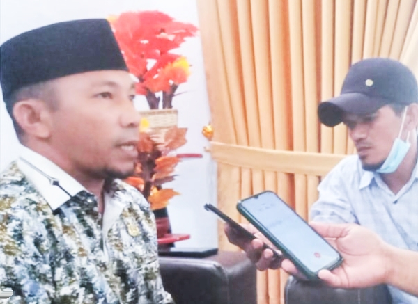 KEPALA dinas pendidikan nasional (Kadiknas) Kabupaten Kepulauan Sula, Rifai Haitami saat diwawancara wartawan di ruang kerjanya, Kamis (7/10/2021)