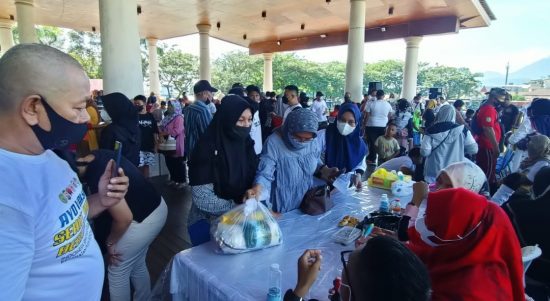 SUASANA vaksinasi covid-19 yang digelar Harita Ni Kel di lapangan Salero, Ternate, pada Senin (8/11/2021)