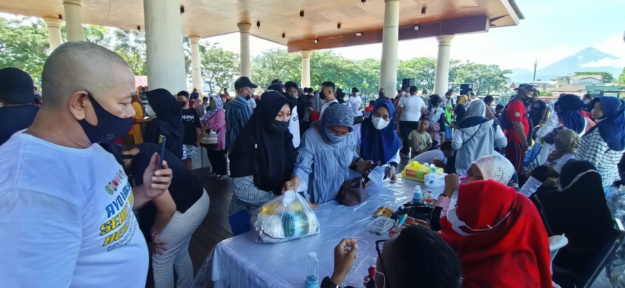 SUASANA vaksinasi covid-19 yang digelar Harita Ni Kel di lapangan Salero, Ternate, pada Senin (8/11/2021)