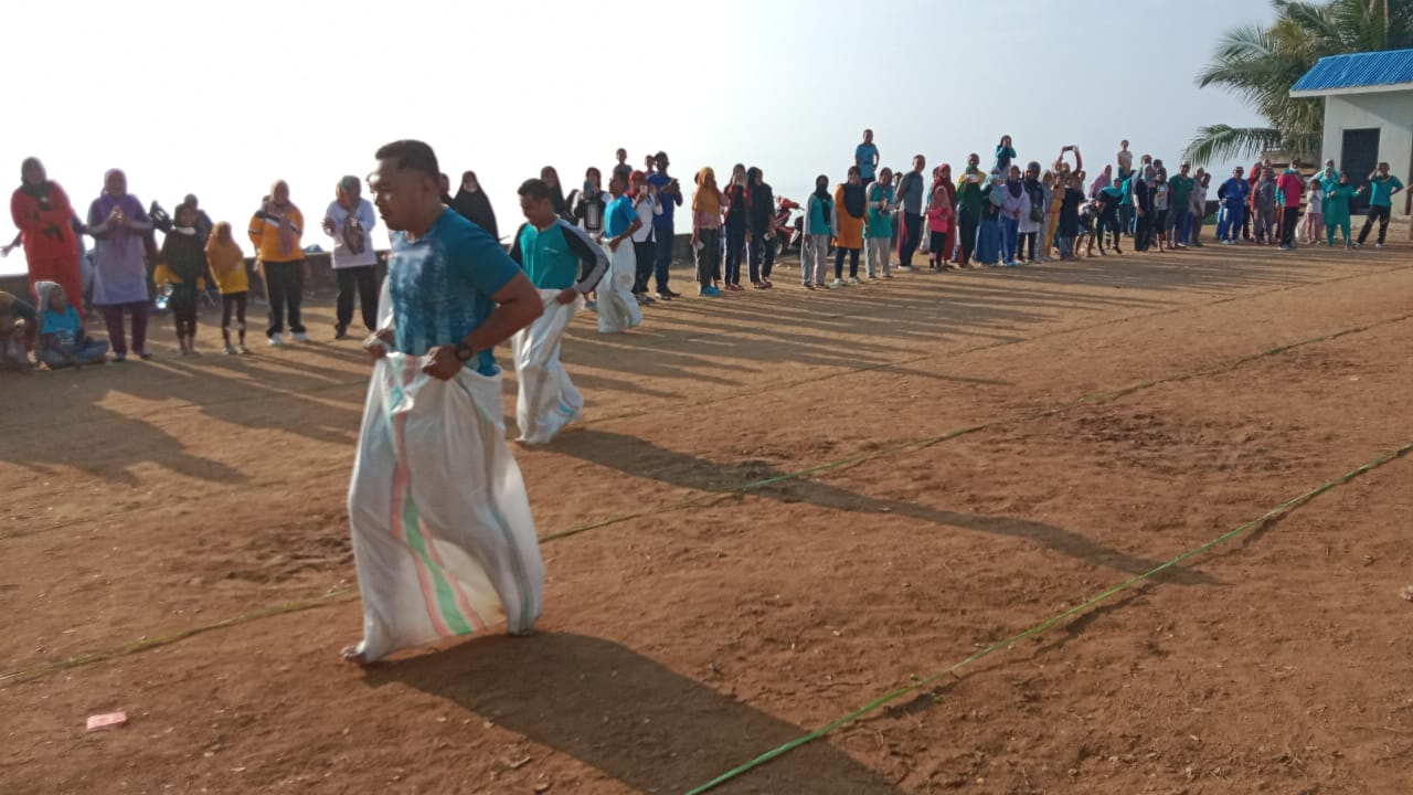 SSUASANA balap karung yang digelar PGRI Kepsul, Minggu (21/11/2021)