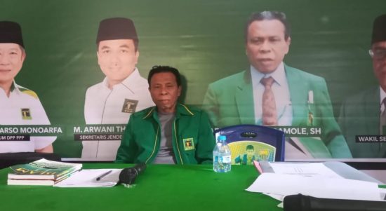 KETUA DPC PPP Kepulauan Sula, Abd. Rahman Soamole saat memberi keterangan pers kepada awak media, Selasa 23/11/2021)