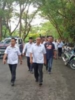 SEKDA Kepsul Syafruddin Sapsuha (tengah) berjalan kaki dari kediamannya di Desa Pohea, menuju kantor Bupati Kepsul, Rabu (1/12/2021)