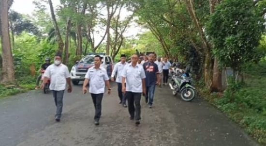 SEKDA Kepsul Syafruddin Sapsuha (tengah) berjalan kaki dari kediamannya di Desa Pohea, menuju kantor Bupati Kepsul, Rabu (1/12/2021)