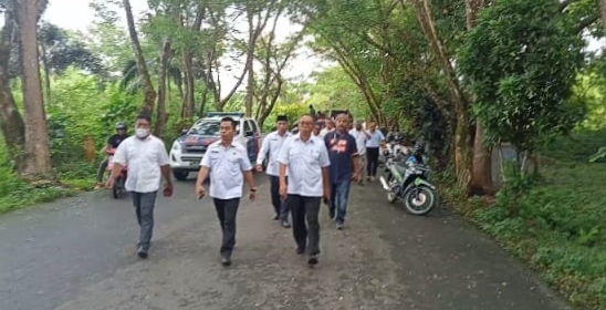 SEKDA Kepsul Syafruddin Sapsuha (tengah) berjalan kaki dari kediamannya di Desa Pohea, menuju kantor Bupati Kepsul, Rabu (1/12/2021)