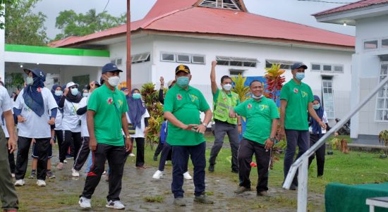 SEKDA Halsel Maslan H. Hasan (tengah) didampingi kepala hubungan eksternal Harita Nickel Stevi Thomas di acara senam sehat pada HKN yang dipusatkan di Pulau Obi, Senin (6/12/2021)