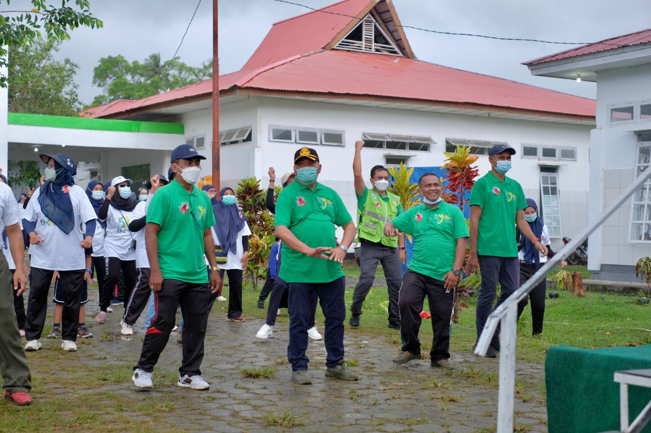 SEKDA Halsel Maslan H. Hasan (tengah) didampingi kepala hubungan eksternal Harita Nickel Stevi Thomas di acara senam sehat pada HKN yang dipusatkan di Pulau Obi, Senin (6/12/2021)