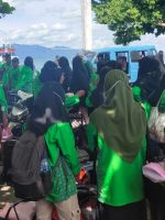 MAHASISWA STAI Babussalam Sula di Pelabuhan Ferry Waitulia, Senin (13/12/2021)