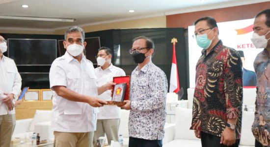 SEKJEN DPP Partai Gerindra.Ahmad Muzani (kiri) saat menerima penghargaan parpol informatif dari Ketua Komisi Informasi Pusat Gede Narayana, Rabu (1/12/2021)