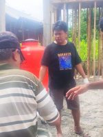 WARGA Desa Waiipa, Kecamatan Sanana, Kabupaten Kepulauan Sula yang gotong-royong membangun musala Al-Hasan, Minggu (19/12/2021)