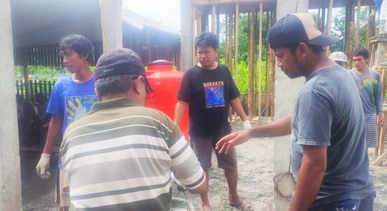 WARGA Desa Waiipa, Kecamatan Sanana, Kabupaten Kepulauan Sula yang gotong-royong membangun musala Al-Hasan, Minggu (19/12/2021)