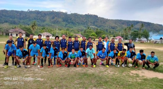 POSE bersama tim wartawan Pulau Taliabu dan tim Pemuda Nggele sebelum berlangsungnya laga eksebisi, pada Sabtu (25/1/2022)