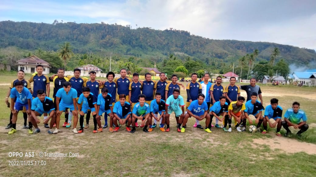 POSE bersama tim wartawan Pulau Taliabu dan tim Pemuda Nggele sebelum berlangsungnya laga eksebisi, pada Sabtu (25/1/2022)