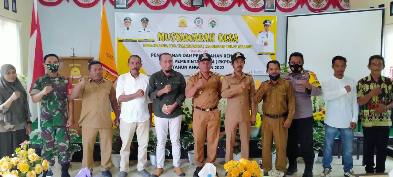 PEMDES Kilong, pose bersama dengan Babinsa dan babinkamtibmas usai kegiatan musdes, Selasa (25/1/2022)