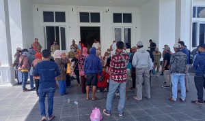 MASSA aksi dari Desa Wailoba saat menggelar demonstrasi di Kantor Bupati, Kamis (27/1/2022)