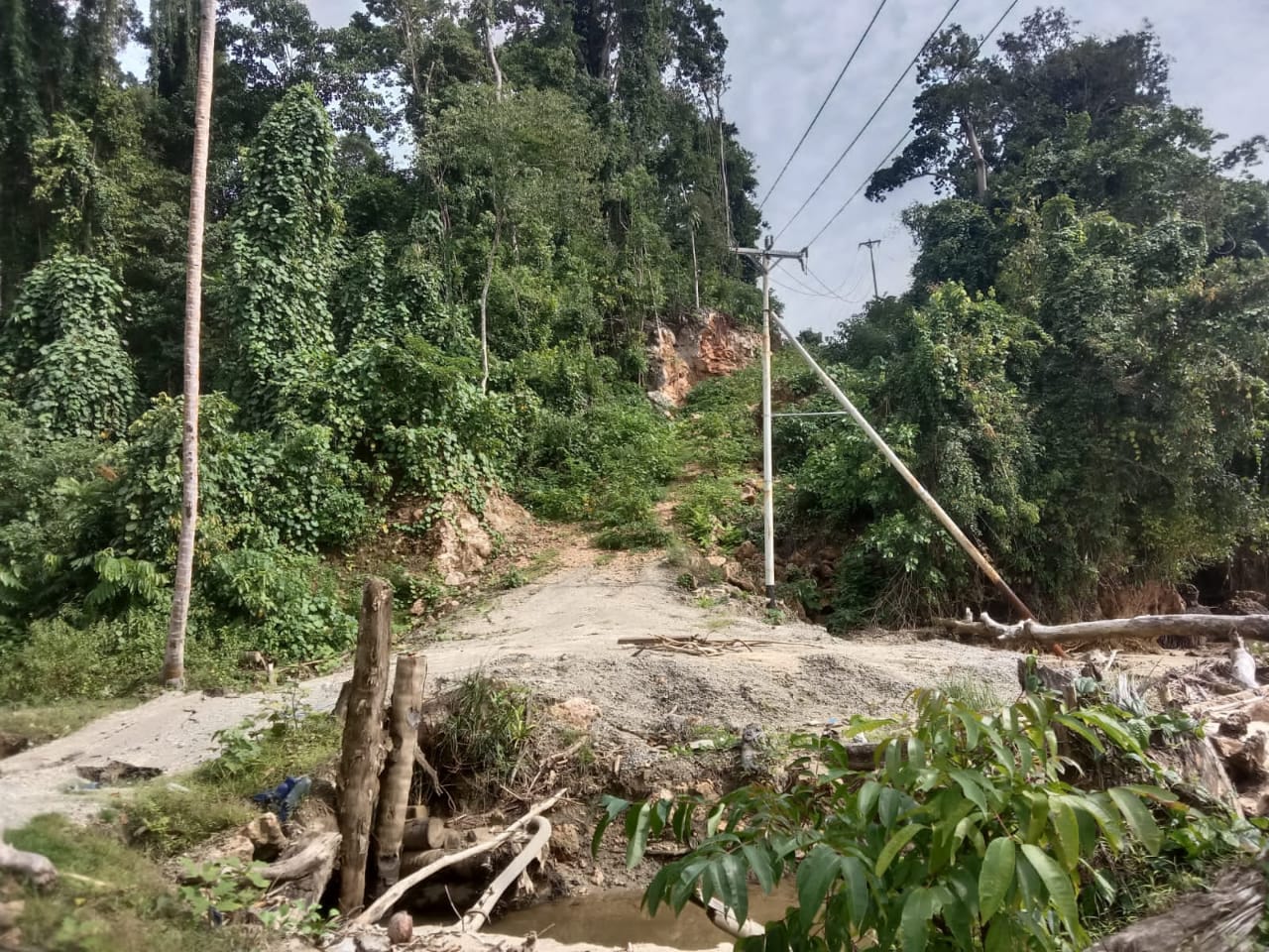 SALAH satu titik ruas jalan diantara Desa Kawata-Desa Waisakai, Kecamatan Mangoli Utara Timur, Kabupaten Kepsul